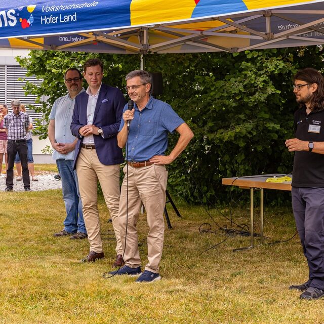 Alexander Greßmann von der VHS begrüßt die Gäste