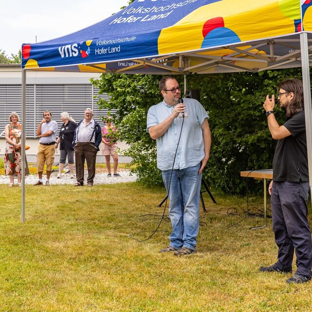 Der Vorsitzende des Fördervereins begrüßt ebenfalls die Gäste.